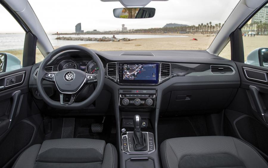 Торпедо Volkswagen Golf Sportsvan TSI 2017 года  (WW) (фото 34 из 40)